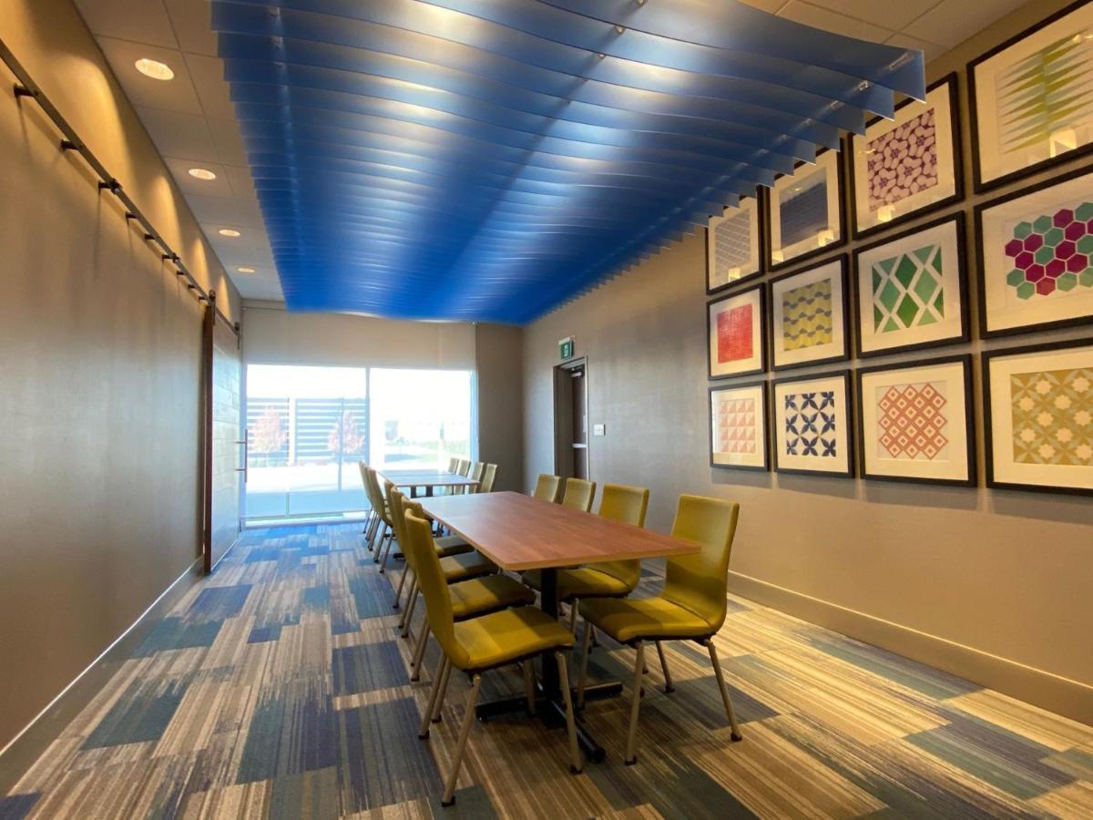 Holiday Inn Express & Suites - Aurora By Ihg Eksteriør billede