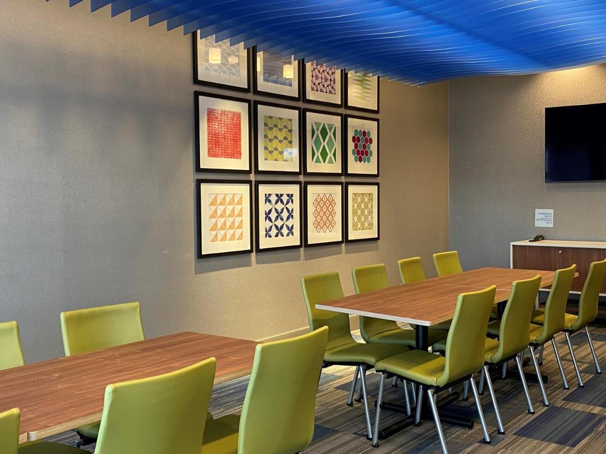 Holiday Inn Express & Suites - Aurora By Ihg Eksteriør billede