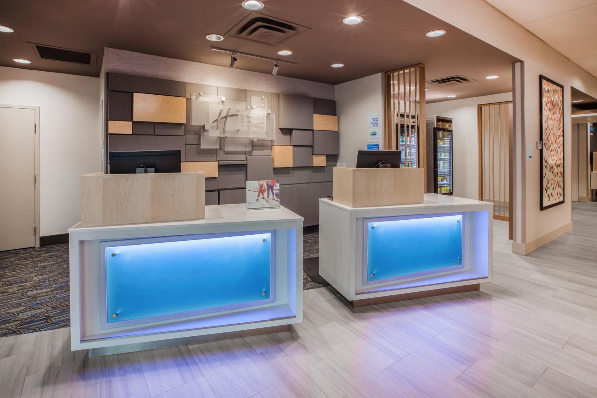 Holiday Inn Express & Suites - Aurora By Ihg Eksteriør billede